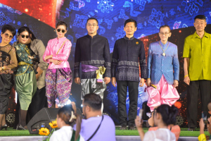 อธิการบดี มรท. นำคณะผู้บริหาร ร่วมเดินแบบผ้าไทยในกิจกรรมเดินแบบผ้าไทย โครงการรักษ์ภูษาศิลป์ถิ่นละโว้ ผ้าไทยใส่ให้สนุก