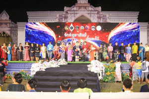 อธิการบดี มรท. นำคณะผู้บริหาร ร่วมเดินแบบผ้าไทยในกิจกรรมเดินแบบผ้าไทย โครงการรักษ์ภูษาศิลป์ถิ่นละโว้ ผ้าไทยใส่ให้สนุก
