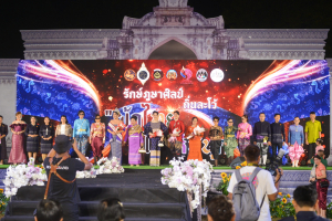 อธิการบดี มรท. นำคณะผู้บริหาร ร่วมเดินแบบผ้าไทยในกิจกรรมเดินแบบผ้าไทย โครงการรักษ์ภูษาศิลป์ถิ่นละโว้ ผ้าไทยใส่ให้สนุก