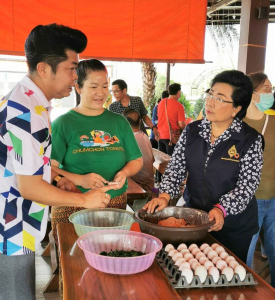 ศูนย์ส่งเสริมการจัดการศึกษาตามพระบรมราโชบาย มรท. จัดโครงการส่งเสริมการเรียนรู้เกษตรทฤษฎีใหม่เพื่อการดำรงชีวิต “การทำไข่เค็มใบเตยจากดินสอพอง”