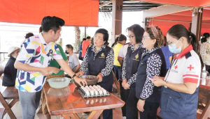 ศูนย์ส่งเสริมการจัดการศึกษาตามพระบรมราโชบาย มรท. จัดโครงการส่งเสริมการเรียนรู้เกษตรทฤษฎีใหม่เพื่อการดำรงชีวิต “การทำไข่เค็มใบเตยจากดินสอพอง”