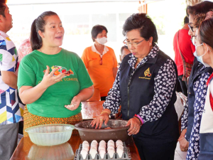 ศูนย์ส่งเสริมการจัดการศึกษาตามพระบรมราโชบาย มรท. จัดโครงการส่งเสริมการเรียนรู้เกษตรทฤษฎีใหม่เพื่อการดำรงชีวิต “การทำไข่เค็มใบเตยจากดินสอพอง”