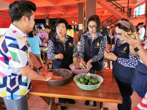 ศูนย์ส่งเสริมการจัดการศึกษาตามพระบรมราโชบาย มรท. จัดโครงการส่งเสริมการเรียนรู้เกษตรทฤษฎีใหม่เพื่อการดำรงชีวิต “การทำไข่เค็มใบเตยจากดินสอพอง”