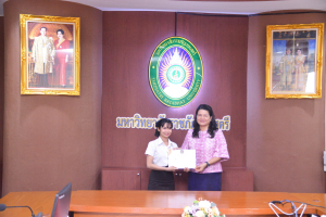 ศูนย์ภาษาจัดพิธีมอบเกียรติบัตรและเงินรางวัลแก่นักศึกษาที่ได้รับรางวัลจากการแข่งขันสาธิตการสอน โครงการอบรมพัฒนาทักษะภาษาอังกฤษสำหรับนักศึกษาครุศาสตรบัณฑิต ชั้นปีที่ 3 มรท.