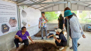 คณะครูที่ร่วมโครงการเพื่อการพัฒนาครูระดับประถมศึกษาเพื่อจัดการเรียนรู้แบบบูรณาการฯ เข้าเยี่ยมชมฐานการเรียนรู้ของศูนย์ส่งเสริมการจัดการศึกษาตามพระบรมราโชบาย มรท.