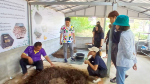 คณะครูที่ร่วมโครงการเพื่อการพัฒนาครูระดับประถมศึกษาเพื่อจัดการเรียนรู้แบบบูรณาการฯ เข้าเยี่ยมชมฐานการเรียนรู้ของศูนย์ส่งเสริมการจัดการศึกษาตามพระบรมราโชบาย มรท.