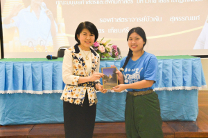 คณะมนุษยศาสตร์ฯ จัดกิจกรรมสืบสานเพลงพื้นบ้านในงานประเพณีแห่พระศรีอริยเมตไตรย วัดไลย์