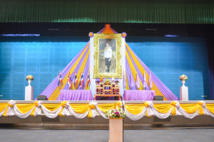 อธิการบดี มรท. นำคณะผู้บริหาร คณาจารย์ บุคลากร นักเรียน นักศึกษา ร่วมพิธีถวายพระพรชัยมงคล เนื่องในโอกาสวันเฉลิมพระชนมพรรษา สมเด็จพระนางเจ้าฯ พระบรมราชินี