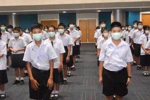 อธิการบดี มรท. นำคณะผู้บริหาร คณาจารย์ บุคลากร นักเรียน นักศึกษา ร่วมพิธีถวายพระพรชัยมงคล เนื่องในโอกาสวันเฉลิมพระชนมพรรษา สมเด็จพระนางเจ้าฯ พระบรมราชินี