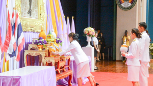 อธิการบดี มรท. นำคณะผู้บริหาร คณาจารย์ บุคลากร นักเรียน นักศึกษา ร่วมพิธีถวายพระพรชัยมงคล เนื่องในโอกาสวันเฉลิมพระชนมพรรษา สมเด็จพระนางเจ้าฯ พระบรมราชินี