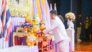 อธิการบดี มรท. นำคณะผู้บริหาร คณาจารย์ บุคลากร นักเรียน นักศึกษา ร่วมพิธีถวายพระพรชัยมงคล เนื่องในโอกาสวันเฉลิมพระชนมพรรษา สมเด็จพระนางเจ้าฯ พระบรมราชินี
