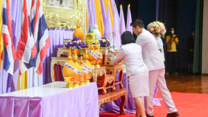 อธิการบดี มรท. นำคณะผู้บริหาร คณาจารย์ บุคลากร นักเรียน นักศึกษา ร่วมพิธีถวายพระพรชัยมงคล เนื่องในโอกาสวันเฉลิมพระชนมพรรษา สมเด็จพระนางเจ้าฯ พระบรมราชินี