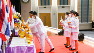อธิการบดี มรท. นำคณะผู้บริหาร คณาจารย์ บุคลากร นักเรียน นักศึกษา ร่วมพิธีถวายพระพรชัยมงคล เนื่องในโอกาสวันเฉลิมพระชนมพรรษา สมเด็จพระนางเจ้าฯ พระบรมราชินี