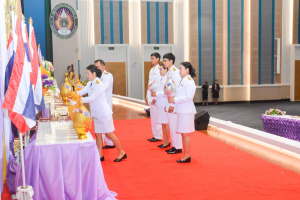 อธิการบดี มรท. นำคณะผู้บริหาร คณาจารย์ บุคลากร นักเรียน นักศึกษา ร่วมพิธีถวายพระพรชัยมงคล เนื่องในโอกาสวันเฉลิมพระชนมพรรษา สมเด็จพระนางเจ้าฯ พระบรมราชินี