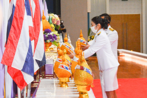 อธิการบดี มรท. นำคณะผู้บริหาร คณาจารย์ บุคลากร นักเรียน นักศึกษา ร่วมพิธีถวายพระพรชัยมงคล เนื่องในโอกาสวันเฉลิมพระชนมพรรษา สมเด็จพระนางเจ้าฯ พระบรมราชินี