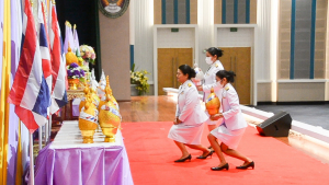 อธิการบดี มรท. นำคณะผู้บริหาร คณาจารย์ บุคลากร นักเรียน นักศึกษา ร่วมพิธีถวายพระพรชัยมงคล เนื่องในโอกาสวันเฉลิมพระชนมพรรษา สมเด็จพระนางเจ้าฯ พระบรมราชินี