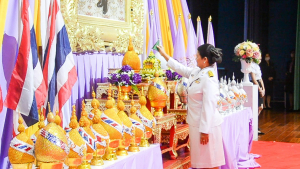 อธิการบดี มรท. นำคณะผู้บริหาร คณาจารย์ บุคลากร นักเรียน นักศึกษา ร่วมพิธีถวายพระพรชัยมงคล เนื่องในโอกาสวันเฉลิมพระชนมพรรษา สมเด็จพระนางเจ้าฯ พระบรมราชินี