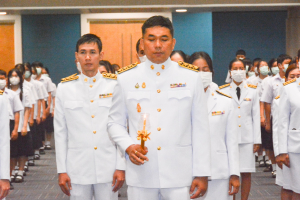 อธิการบดี มรท. นำคณะผู้บริหาร คณาจารย์ บุคลากร นักเรียน นักศึกษา ร่วมพิธีถวายพระพรชัยมงคล เนื่องในโอกาสวันเฉลิมพระชนมพรรษา สมเด็จพระนางเจ้าฯ พระบรมราชินี