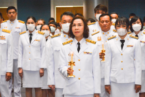 อธิการบดี มรท. นำคณะผู้บริหาร คณาจารย์ บุคลากร นักเรียน นักศึกษา ร่วมพิธีถวายพระพรชัยมงคล เนื่องในโอกาสวันเฉลิมพระชนมพรรษา สมเด็จพระนางเจ้าฯ พระบรมราชินี