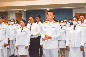 อธิการบดี มรท. นำคณะผู้บริหาร คณาจารย์ บุคลากร นักเรียน นักศึกษา ร่วมพิธีถวายพระพรชัยมงคล เนื่องในโอกาสวันเฉลิมพระชนมพรรษา สมเด็จพระนางเจ้าฯ พระบรมราชินี