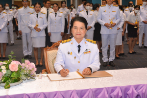 อธิการบดี มรท. นำคณะผู้บริหาร คณาจารย์ บุคลากร นักเรียน นักศึกษา ร่วมพิธีถวายพระพรชัยมงคล เนื่องในโอกาสวันเฉลิมพระชนมพรรษา สมเด็จพระนางเจ้าฯ พระบรมราชินี