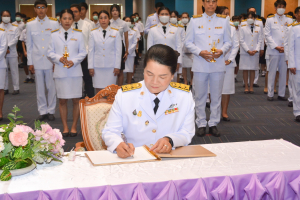อธิการบดี มรท. นำคณะผู้บริหาร คณาจารย์ บุคลากร นักเรียน นักศึกษา ร่วมพิธีถวายพระพรชัยมงคล เนื่องในโอกาสวันเฉลิมพระชนมพรรษา สมเด็จพระนางเจ้าฯ พระบรมราชินี