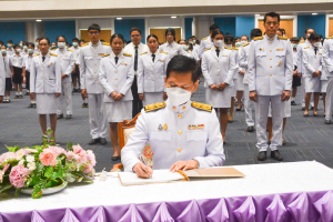 อธิการบดี มรท. นำคณะผู้บริหาร คณาจารย์ บุคลากร นักเรียน นักศึกษา ร่วมพิธีถวายพระพรชัยมงคล เนื่องในโอกาสวันเฉลิมพระชนมพรรษา สมเด็จพระนางเจ้าฯ พระบรมราชินี