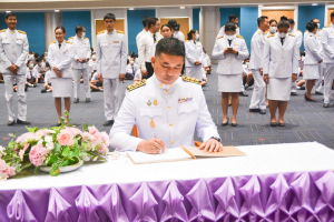 อธิการบดี มรท. นำคณะผู้บริหาร คณาจารย์ บุคลากร นักเรียน นักศึกษา ร่วมพิธีถวายพระพรชัยมงคล เนื่องในโอกาสวันเฉลิมพระชนมพรรษา สมเด็จพระนางเจ้าฯ พระบรมราชินี