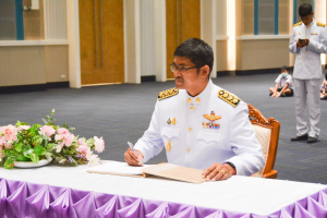 อธิการบดี มรท. นำคณะผู้บริหาร คณาจารย์ บุคลากร นักเรียน นักศึกษา ร่วมพิธีถวายพระพรชัยมงคล เนื่องในโอกาสวันเฉลิมพระชนมพรรษา สมเด็จพระนางเจ้าฯ พระบรมราชินี