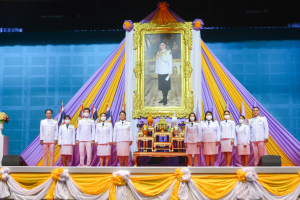 อธิการบดี มรท. นำคณะผู้บริหาร คณาจารย์ บุคลากร นักเรียน นักศึกษา ร่วมพิธีถวายพระพรชัยมงคล เนื่องในโอกาสวันเฉลิมพระชนมพรรษา สมเด็จพระนางเจ้าฯ พระบรมราชินี