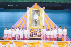 อธิการบดี มรท. นำคณะผู้บริหาร คณาจารย์ บุคลากร นักเรียน นักศึกษา ร่วมพิธีถวายพระพรชัยมงคล เนื่องในโอกาสวันเฉลิมพระชนมพรรษา สมเด็จพระนางเจ้าฯ พระบรมราชินี