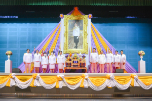 อธิการบดี มรท. นำคณะผู้บริหาร คณาจารย์ บุคลากร นักเรียน นักศึกษา ร่วมพิธีถวายพระพรชัยมงคล เนื่องในโอกาสวันเฉลิมพระชนมพรรษา สมเด็จพระนางเจ้าฯ พระบรมราชินี
