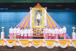 อธิการบดี มรท. นำคณะผู้บริหาร คณาจารย์ บุคลากร นักเรียน นักศึกษา ร่วมพิธีถวายพระพรชัยมงคล เนื่องในโอกาสวันเฉลิมพระชนมพรรษา สมเด็จพระนางเจ้าฯ พระบรมราชินี