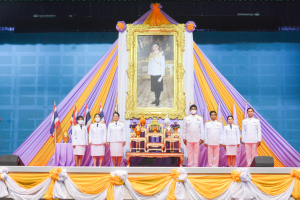 อธิการบดี มรท. นำคณะผู้บริหาร คณาจารย์ บุคลากร นักเรียน นักศึกษา ร่วมพิธีถวายพระพรชัยมงคล เนื่องในโอกาสวันเฉลิมพระชนมพรรษา สมเด็จพระนางเจ้าฯ พระบรมราชินี