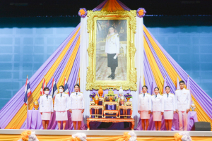 อธิการบดี มรท. นำคณะผู้บริหาร คณาจารย์ บุคลากร นักเรียน นักศึกษา ร่วมพิธีถวายพระพรชัยมงคล เนื่องในโอกาสวันเฉลิมพระชนมพรรษา สมเด็จพระนางเจ้าฯ พระบรมราชินี