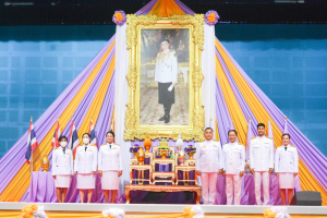 อธิการบดี มรท. นำคณะผู้บริหาร คณาจารย์ บุคลากร นักเรียน นักศึกษา ร่วมพิธีถวายพระพรชัยมงคล เนื่องในโอกาสวันเฉลิมพระชนมพรรษา สมเด็จพระนางเจ้าฯ พระบรมราชินี