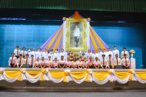 อธิการบดี มรท. นำคณะผู้บริหาร คณาจารย์ บุคลากร นักเรียน นักศึกษา ร่วมพิธีถวายพระพรชัยมงคล เนื่องในโอกาสวันเฉลิมพระชนมพรรษา สมเด็จพระนางเจ้าฯ พระบรมราชินี