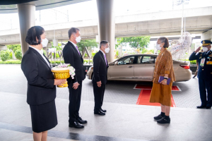 อธิการบดี มรท. เข้ารับพระราชทานประกาศนียบัตรและเข็มวิทยฐานะผู้สำเร็จการศึกษาอบรมหลักสูตร บสป. รุ่นที่ 1 จาก สมเด็จพระกนิษฐาธิราชเจ้า กรมสมเด็จพระเทพรัตนราชสุดาฯ สยามบรมราชกุมารี