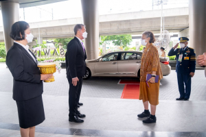 อธิการบดี มรท. เข้ารับพระราชทานประกาศนียบัตรและเข็มวิทยฐานะผู้สำเร็จการศึกษาอบรมหลักสูตร บสป. รุ่นที่ 1 จาก สมเด็จพระกนิษฐาธิราชเจ้า กรมสมเด็จพระเทพรัตนราชสุดาฯ สยามบรมราชกุมารี