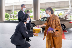 อธิการบดี มรท. เข้ารับพระราชทานประกาศนียบัตรและเข็มวิทยฐานะผู้สำเร็จการศึกษาอบรมหลักสูตร บสป. รุ่นที่ 1 จาก สมเด็จพระกนิษฐาธิราชเจ้า กรมสมเด็จพระเทพรัตนราชสุดาฯ สยามบรมราชกุมารี