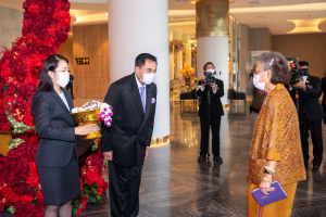 อธิการบดี มรท. เข้ารับพระราชทานประกาศนียบัตรและเข็มวิทยฐานะผู้สำเร็จการศึกษาอบรมหลักสูตร บสป. รุ่นที่ 1 จาก สมเด็จพระกนิษฐาธิราชเจ้า กรมสมเด็จพระเทพรัตนราชสุดาฯ สยามบรมราชกุมารี