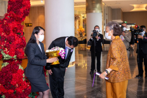 อธิการบดี มรท. เข้ารับพระราชทานประกาศนียบัตรและเข็มวิทยฐานะผู้สำเร็จการศึกษาอบรมหลักสูตร บสป. รุ่นที่ 1 จาก สมเด็จพระกนิษฐาธิราชเจ้า กรมสมเด็จพระเทพรัตนราชสุดาฯ สยามบรมราชกุมารี