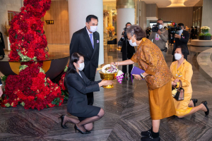 อธิการบดี มรท. เข้ารับพระราชทานประกาศนียบัตรและเข็มวิทยฐานะผู้สำเร็จการศึกษาอบรมหลักสูตร บสป. รุ่นที่ 1 จาก สมเด็จพระกนิษฐาธิราชเจ้า กรมสมเด็จพระเทพรัตนราชสุดาฯ สยามบรมราชกุมารี