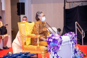 อธิการบดี มรท. เข้ารับพระราชทานประกาศนียบัตรและเข็มวิทยฐานะผู้สำเร็จการศึกษาอบรมหลักสูตร บสป. รุ่นที่ 1 จาก สมเด็จพระกนิษฐาธิราชเจ้า กรมสมเด็จพระเทพรัตนราชสุดาฯ สยามบรมราชกุมารี