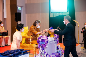 อธิการบดี มรท. เข้ารับพระราชทานประกาศนียบัตรและเข็มวิทยฐานะผู้สำเร็จการศึกษาอบรมหลักสูตร บสป. รุ่นที่ 1 จาก สมเด็จพระกนิษฐาธิราชเจ้า กรมสมเด็จพระเทพรัตนราชสุดาฯ สยามบรมราชกุมารี