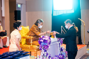 อธิการบดี มรท. เข้ารับพระราชทานประกาศนียบัตรและเข็มวิทยฐานะผู้สำเร็จการศึกษาอบรมหลักสูตร บสป. รุ่นที่ 1 จาก สมเด็จพระกนิษฐาธิราชเจ้า กรมสมเด็จพระเทพรัตนราชสุดาฯ สยามบรมราชกุมารี