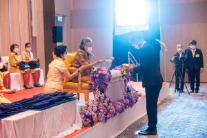 อธิการบดี มรท. เข้ารับพระราชทานประกาศนียบัตรและเข็มวิทยฐานะผู้สำเร็จการศึกษาอบรมหลักสูตร บสป. รุ่นที่ 1 จาก สมเด็จพระกนิษฐาธิราชเจ้า กรมสมเด็จพระเทพรัตนราชสุดาฯ สยามบรมราชกุมารี