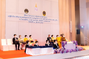 อธิการบดี มรท. เข้ารับพระราชทานประกาศนียบัตรและเข็มวิทยฐานะผู้สำเร็จการศึกษาอบรมหลักสูตร บสป. รุ่นที่ 1 จาก สมเด็จพระกนิษฐาธิราชเจ้า กรมสมเด็จพระเทพรัตนราชสุดาฯ สยามบรมราชกุมารี