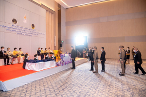 อธิการบดี มรท. เข้ารับพระราชทานประกาศนียบัตรและเข็มวิทยฐานะผู้สำเร็จการศึกษาอบรมหลักสูตร บสป. รุ่นที่ 1 จาก สมเด็จพระกนิษฐาธิราชเจ้า กรมสมเด็จพระเทพรัตนราชสุดาฯ สยามบรมราชกุมารี