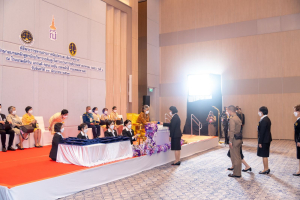 อธิการบดี มรท. เข้ารับพระราชทานประกาศนียบัตรและเข็มวิทยฐานะผู้สำเร็จการศึกษาอบรมหลักสูตร บสป. รุ่นที่ 1 จาก สมเด็จพระกนิษฐาธิราชเจ้า กรมสมเด็จพระเทพรัตนราชสุดาฯ สยามบรมราชกุมารี
